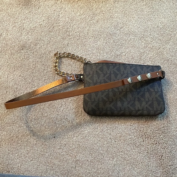 Michael Kors belt wallet/small purse with zipper closure - Picture 3 of 3
